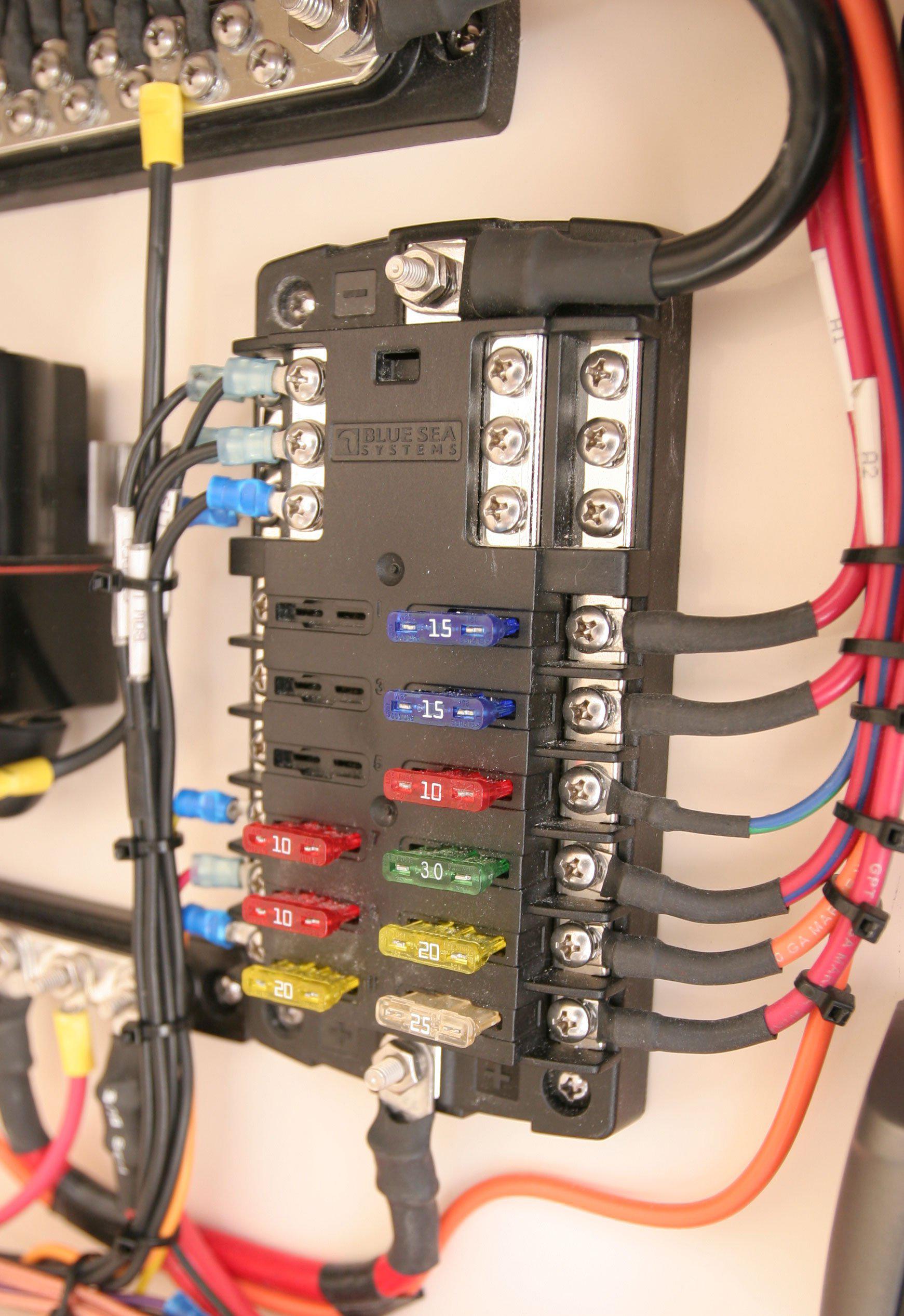BSS Fuse Block ST-Blade 12 Circuits with Grounding/cvr (Bulk)
